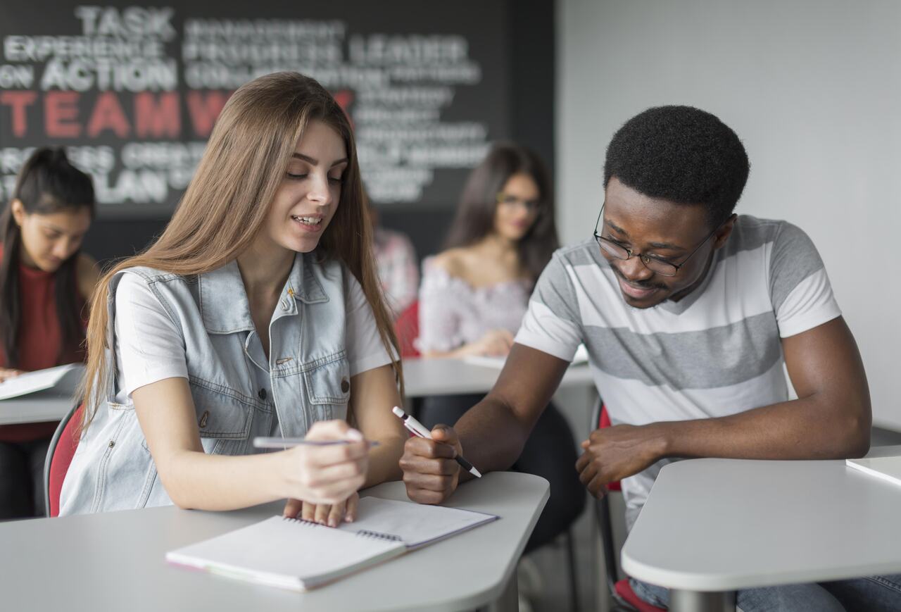 Jovens em uma sala de aula estudando