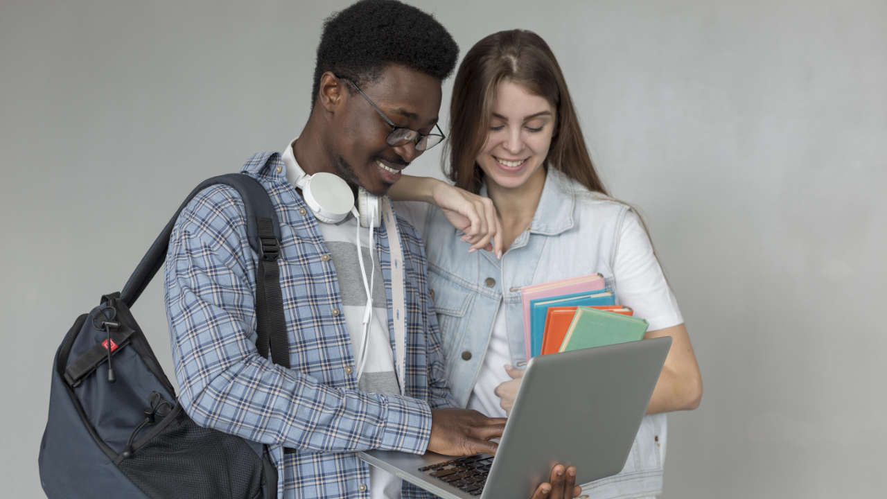 Jovens estudantes usando notebook