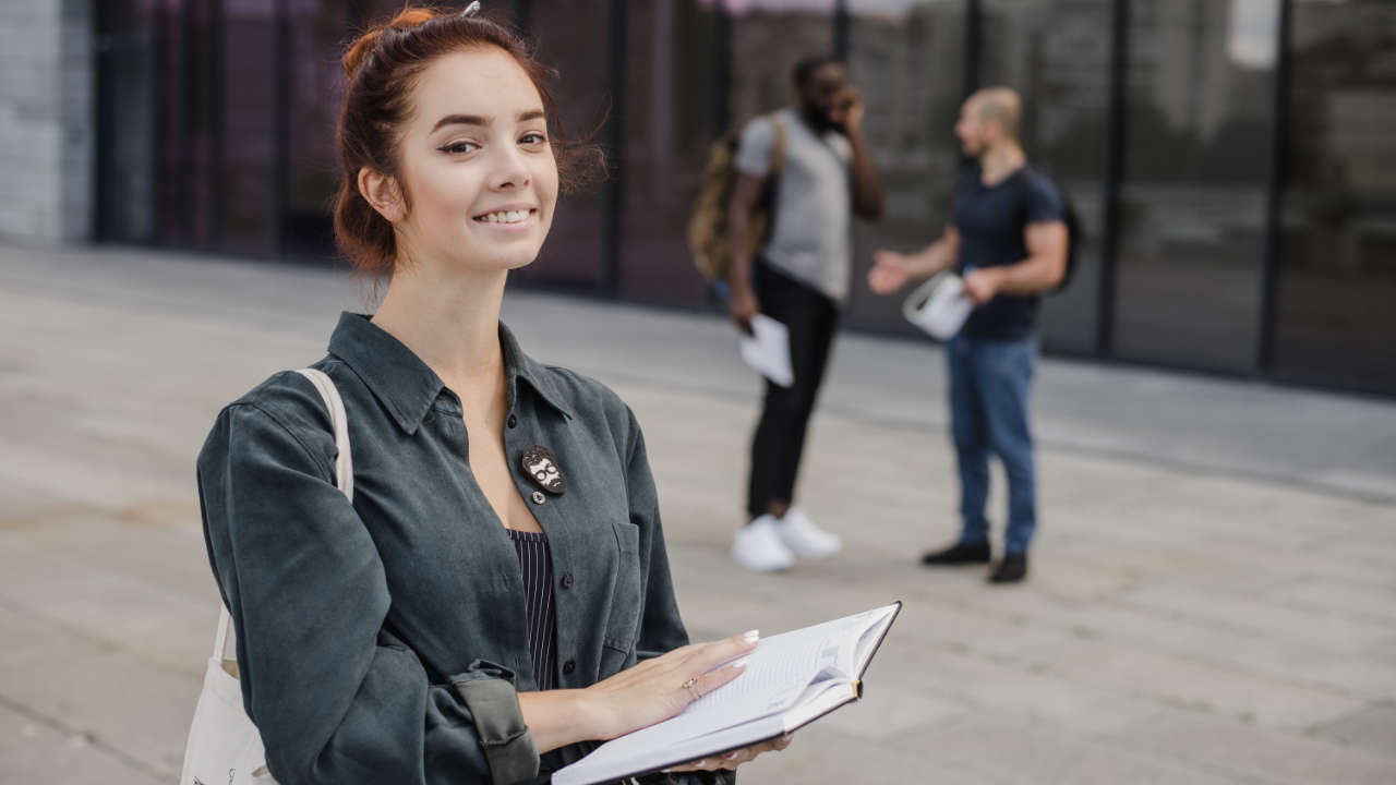 Estudante com caderno na mão na lista de espera do SISU em 2025 