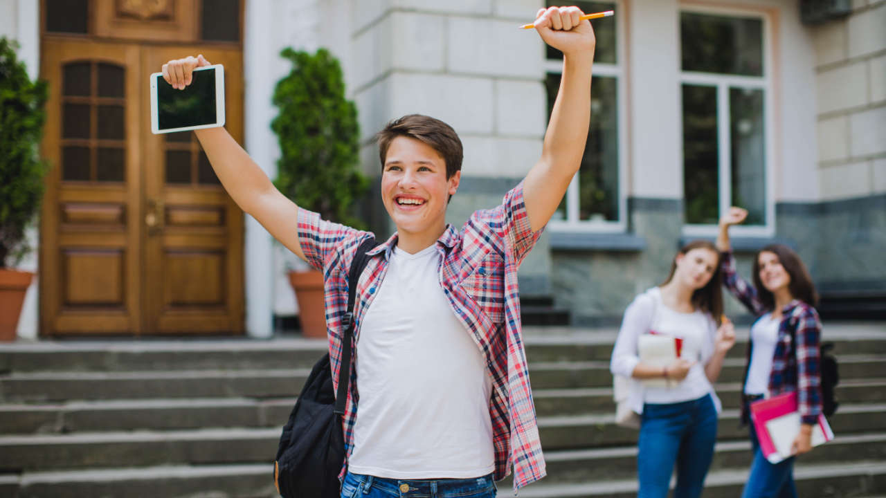 Estudantes comemorando por ter passado na lista dos convocados SISU 2025