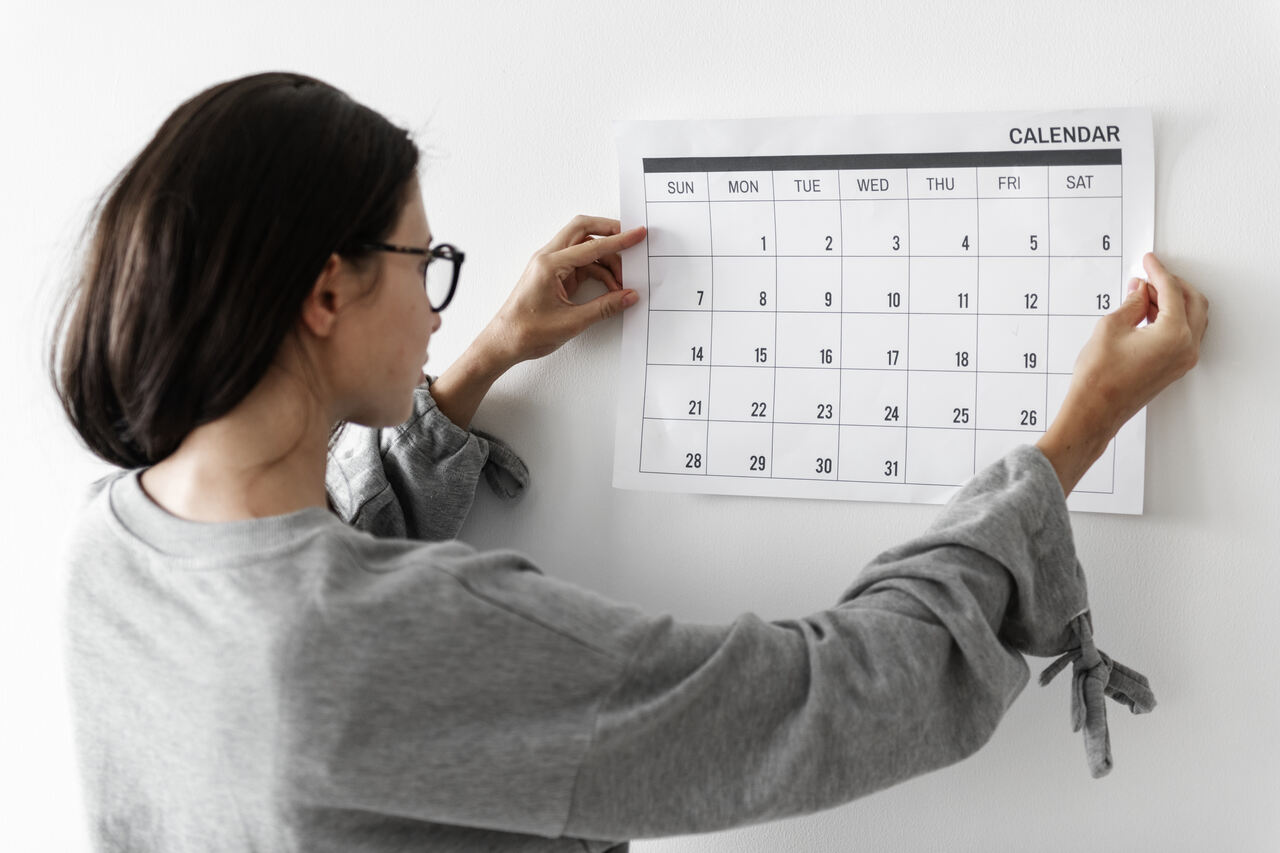 Jovem verifica o calendário 