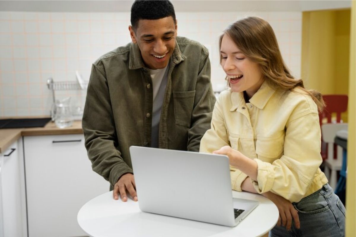 Dois estudantes em frente ao notebook veem as informações essenciais do SISU para Iniciantes