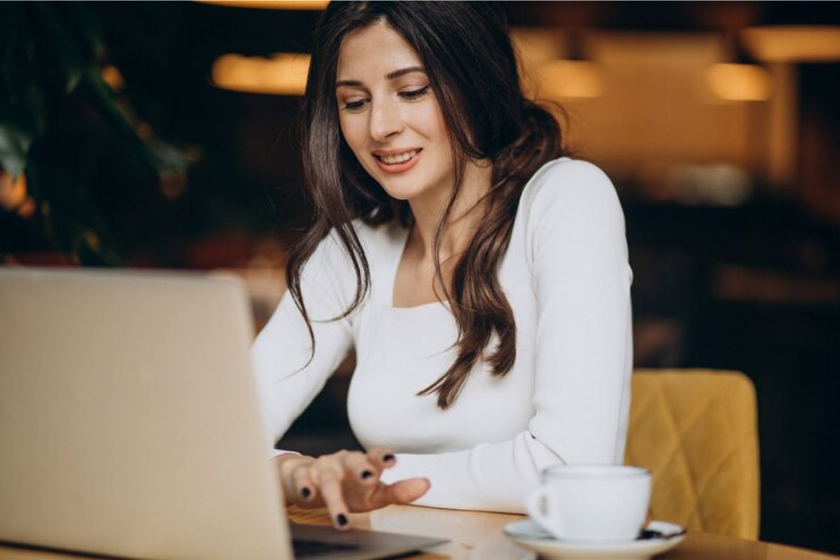 Uma estudante em frente ao seu notebook vendo qual a vantagem do Sisu 2025