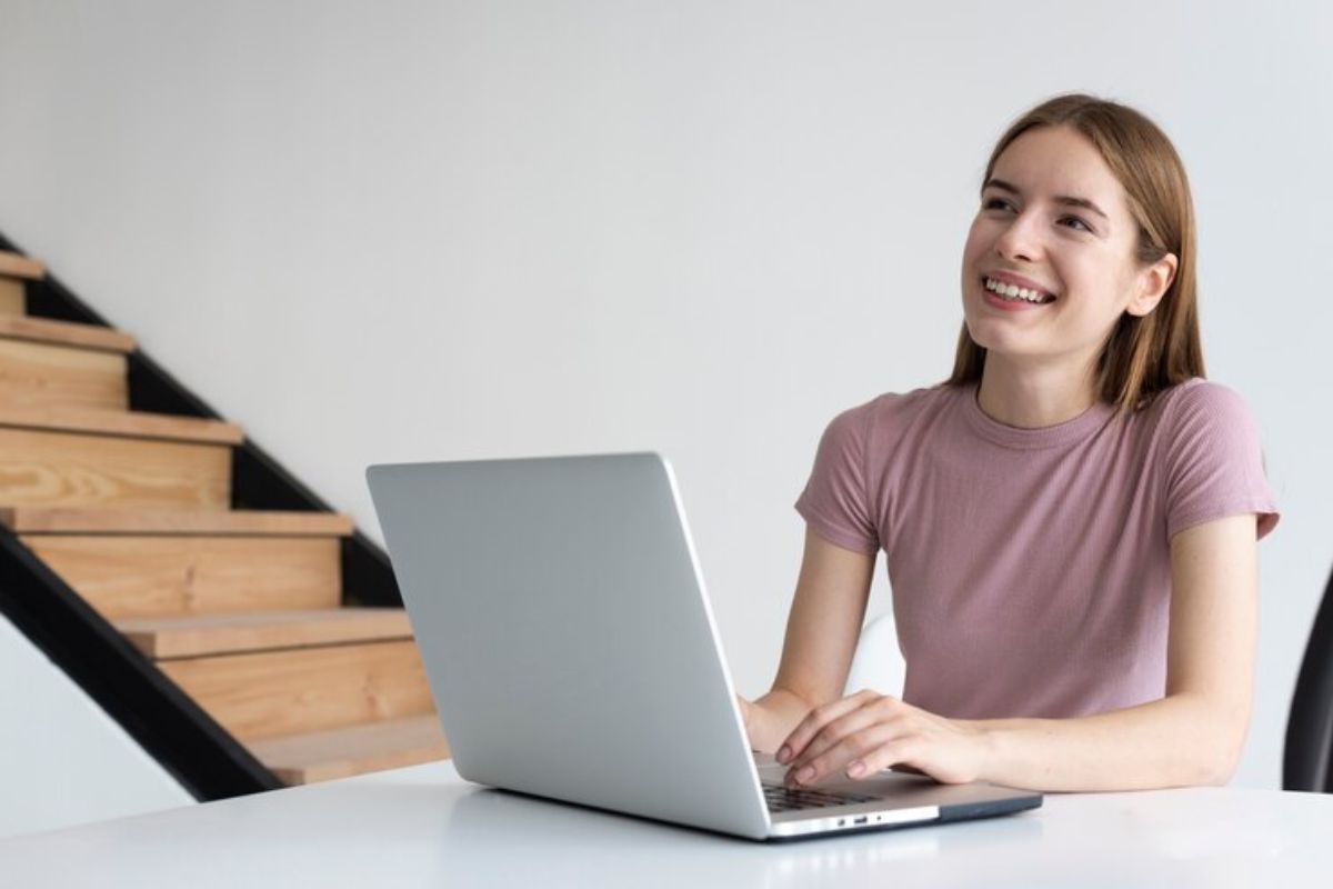 Uma estudante usa o seu notebook para pesquisar as menores notas do SiSU