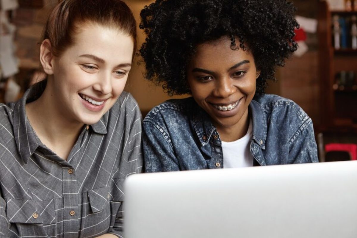 Duas estudantes em frente ao notebook veem as informações essenciais do SISU para Iniciantes