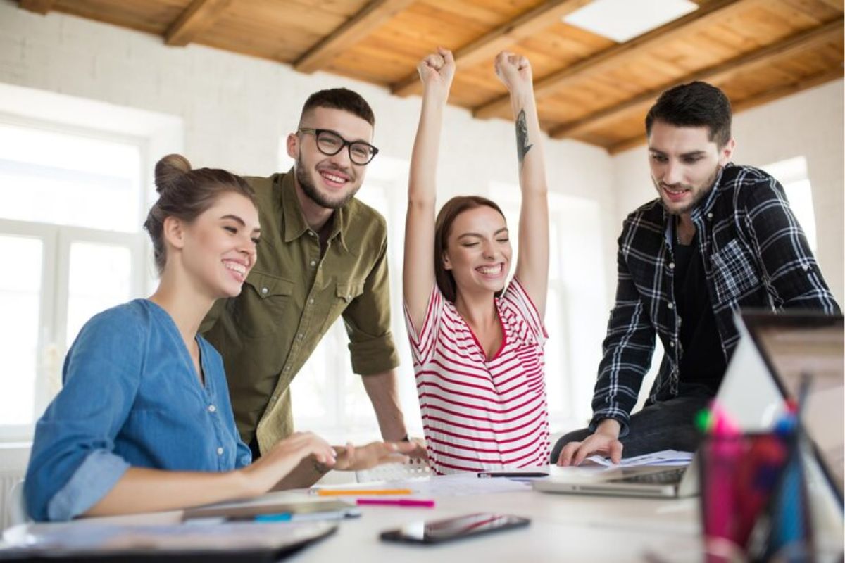 Um grupo de estudantes em uma sala fazendo um trabalho juntos