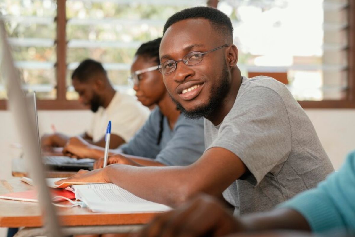 Um jovem dentro da sala de aula sentado em frente ao seu notebook onde vê as informações sobre como se Inscrever no SISU 2025 